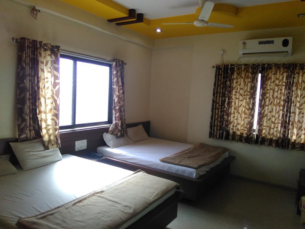 Sri Sai Sannidhi Hotel Ширди Екстериор снимка