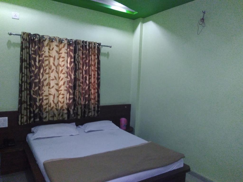Sri Sai Sannidhi Hotel Ширди Екстериор снимка